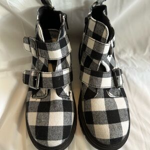 SO Black and White Plaid Ankle Boots Women’s Size 7